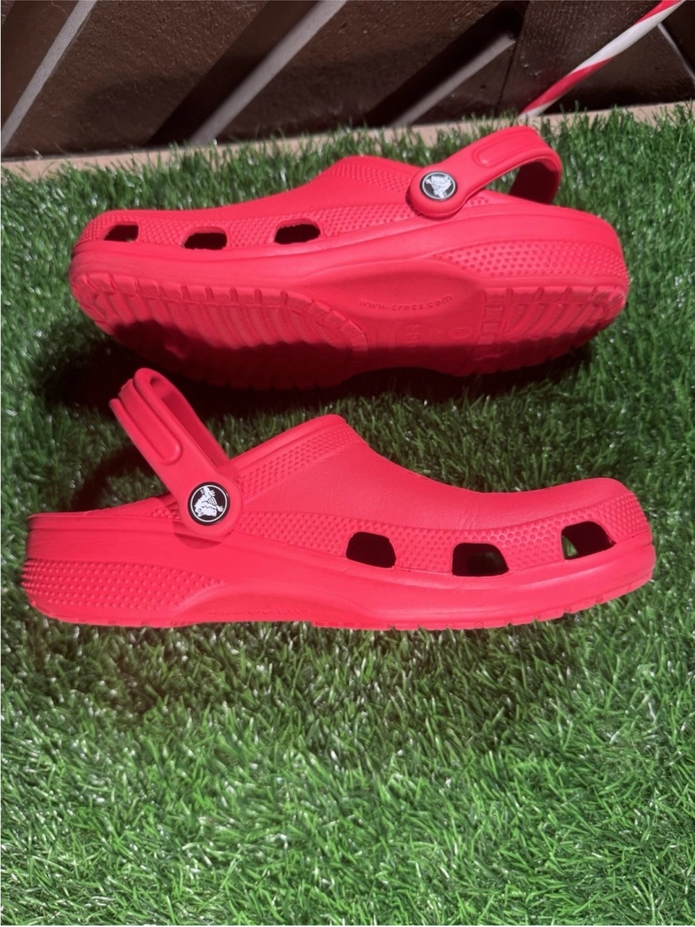 CROCS Women’s/Men’s Classic Clog in Bright Red - Picture 4 of 12